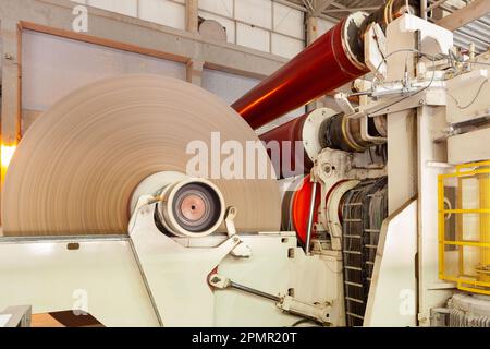 Die Maschinen in einer Papierfabrik. Stockfoto