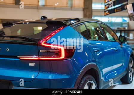 Ansicht des Blue Charge Volvo C40. Brandneues Elektroauto. Stockfoto