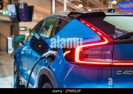 Ansicht des Blue Charge Volvo C40. Brandneues Elektroauto. Stockfoto