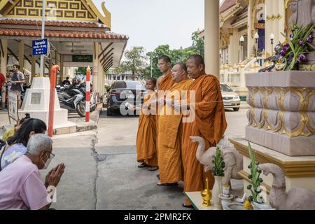 Pak Kret, Thailand. 14. April 2023. Eine thailändische Familie betet für tote Vorfahren, während des Songkran Festivals im Wat Sanam Nuea Tempel, in der Stadt Pak Kret, in der Provinz Nonthaburi. Das Songkran Festival ist ein traditionelles buddhistisches Festival, das den Beginn des thailändischen Neujahrs markiert. Zusätzlich zu traditionellen Wasserritualen und Straßenpartys gibt es weitere wichtige Aktivitäten, an denen die Thailänder in dieser Woche teilnehmen, um an traditionellen buddhistischen Ritualen teilzunehmen. Kredit: SOPA Images Limited/Alamy Live News Stockfoto