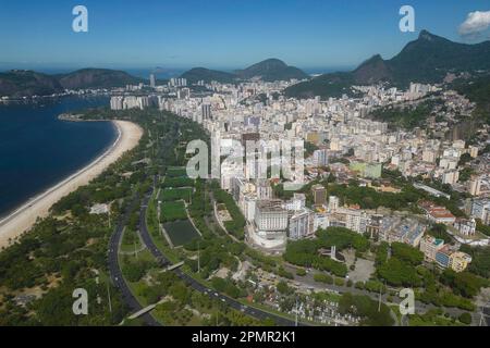 Blick auf die Gebäude des Viertels Gloria und den Berg Corcovado am Horizont in Rio de Janeiro, Brasilien Stockfoto