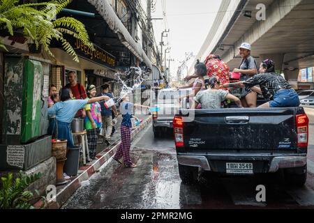 Pak Kret, Thailand. 14. April 2023. Thailändische Kinder gießen Wasser in Fahrzeuge während des traditionellen Festivals in Pak Kret, in der Provinz Nonthaburi. Das Songkran Festival ist ein traditionelles buddhistisches Festival, das den Beginn des thailändischen Neujahrs markiert. Zusätzlich zu traditionellen Wasserritualen und Straßenpartys gibt es weitere wichtige Aktivitäten, an denen die Thailänder in dieser Woche teilnehmen, um an traditionellen buddhistischen Ritualen teilzunehmen. Kredit: SOPA Images Limited/Alamy Live News Stockfoto