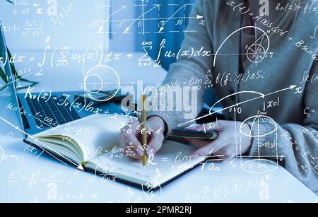 Schüler oder Lehrer mit mathematischen und wissenschaftlichen Formeln. Bildungskonzepte. Symbole und Gleichungen auf einer virtuellen Schnittstelle. Doppelte Belichtung Stockfoto