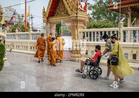 Pak Kret, Thailand. 14. April 2023. Am zweiten Tag des Songkran Festivals stehen viele Familien früh auf und nehmen an traditionellen buddhistischen Ritualen im Wat Sanam Nuea Tempel in der Stadt Pak Kret in der Provinz Nonthaburi Teil. Das Songkran Festival ist ein traditionelles buddhistisches Festival, das den Beginn des thailändischen Neujahrs markiert. Zusätzlich zu traditionellen Wasserritualen und Straßenpartys gibt es weitere wichtige Aktivitäten, an denen die Thailänder in dieser Woche teilnehmen, um an traditionellen buddhistischen Ritualen teilzunehmen. (Foto: Nathalie Jamois/SOPA Images/Sipa USA) Guthaben: SIPA USA/Alamy Live News Stockfoto