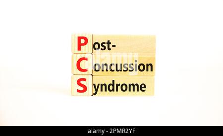 PCS-Postconcussion-Syndrom-Symbol. Konzeptbegriffe PCS-Postconcussion-Syndrom auf Holzblöcken auf einem schönen weißen Tischhintergrund. Medizinisch Stockfoto