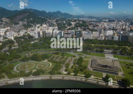 Blick auf die Gebäude des Viertels Gloria und den Berg Corcovado am Horizont in Rio de Janeiro, Brasilien Stockfoto