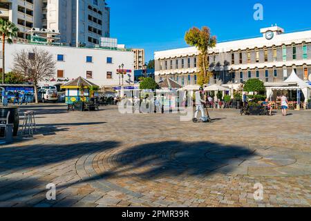 GIBRALTAR, Großbritannien - 11. MÄRZ 2023: Blick auf den Casemates Square in der Stadt Gibraltar. Gibraltar ist ein britisches Überseegebiet und ein beliebter Tourist destin Stockfoto