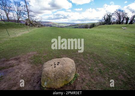 Der Grenzstein auf der Gemeinde die Grenze des Pestdorfes Eyam und des benachbarten Dorfes Stoney Middleton The Peak District Derbyshire Stockfoto