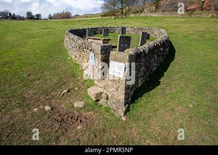 Die Riley-Gräber und Grabstätten, umgeben von einer Steinmauer, die Gräber der ganzen Hancock-Familie. Die alle an der Pest im Eyam Peak District Derbyshire gestorben sind Stockfoto