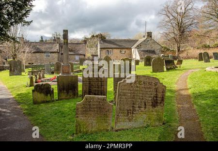 Grabsteine und Friedhof in der Pfarrkirche St. Lawrence im Derbyshire Peak District, Dorf Eyam, gemeinhin bekannt als Pestdorf Stockfoto