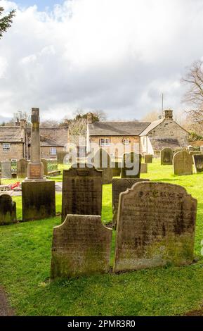 Grabsteine und Friedhof in der Pfarrkirche St. Lawrence im Derbyshire Peak District, Dorf Eyam, gemeinhin bekannt als Pestdorf Stockfoto