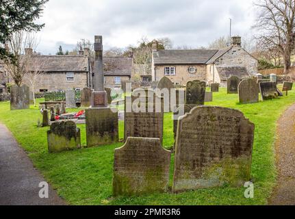 Grabsteine und Friedhof in der Pfarrkirche St. Lawrence im Derbyshire Peak District, Dorf Eyam, gemeinhin bekannt als Pestdorf Stockfoto