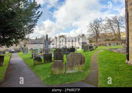 Grabsteine und Friedhof in der Pfarrkirche St. Lawrence im Derbyshire Peak District, Dorf Eyam, gemeinhin bekannt als Pestdorf Stockfoto