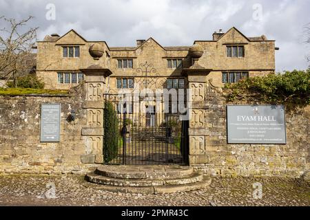 Eyam Hall, ein Herrenhaus im Jakobinstil im Pestdorf Eyam England im Derbyshire Peak District Stockfoto