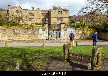 Eyam Hall, ein Herrenhaus im JakoBean-Stil im Pestdorf Eyam England im Derbyshire Peak District, von den Beständen auf dem Dorfgrün aus gesehen Stockfoto