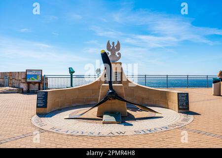 GIBRALTAR, Vereinigtes Königreich - MÄRZ 11 2023: Das Sikorski-Denkmal am Europa Point erinnert an den Absturz von 1943 Gibraltar B-24, der den Tod von General Sikorski, dem CO, verursachte Stockfoto