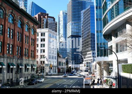 Downtown Vancouver Skytrain Terminus Waterfront Railway Building Menschen auf der Straße echtes Leben in Kanada verschiedene Nationalitäten reisen zu Fuß Kanada Vancouver 2023 Stockfoto