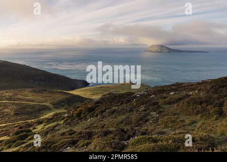 Blick auf Ynys Enlli (Bardsey Island) von Mynydd Mawr, Llyn Peninsula, Wales Stockfoto