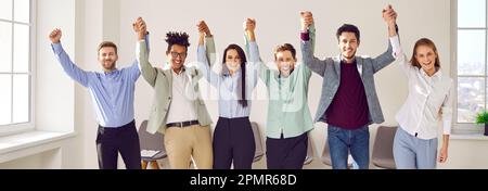 Banner mit einem Team glücklicher junger, multiethnischer Geschäftsleute, die Spaß im Büro haben Stockfoto