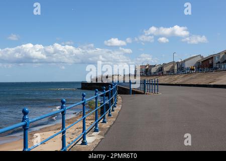 Das Meer am Hartlepool Headland mit dem Strand, Häusern und Docks in Großbritannien Stockfoto