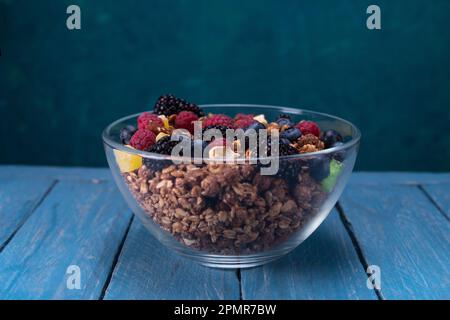 Große Schüssel mit Müsli und Beeren. Hausgemachte Beeren und Schokoladengranola. Stockfoto