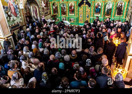 Kiew, Ukraine. 14. April 2023. Ukrainische Gläubige nehmen an Karfreitagsfeiern Teil, an der Verehrung des Heiligen Grabtuchs „Plaschenytsia“ in Kiew Pechersk Lavra, der Hauptstadt der Ukraine, am orthodoxen Osterfreitag - 14. April 2023. Die meisten Ukrainer sind orthodoxe Christen oder griechisch-katholische Christen, die beide das Osterritual beobachten. Kiew bleibt relativ friedlich, da die russische Invasion andauert und die Ukraine sich auf eine FrühjahrsGegenoffensive zur Rückeroberung ukrainischen Lands vorbereitet, das von Russland besetzt ist. (Foto: Dominika Zarzycka/Sipa USA) Guthaben: SIPA USA/Alamy Live News Stockfoto