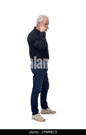 Ein Mann, der Handygesten macht, mit seinen Händen, mit weißem Hintergrund Stockfoto