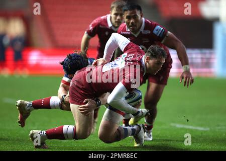 Sale Sharks' Tom Roebuck wird von Bristol Bears' Harry Thacker beim Gallagher Premiership Match in Ashton Gate, Bristol, angegriffen. Foto: Freitag, 14. April 2023. Stockfoto