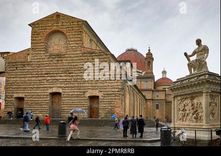 Blick auf die Kirche San Lorenzo und das Denkmal Lodovico de' Medici an einem Regentag Stockfoto