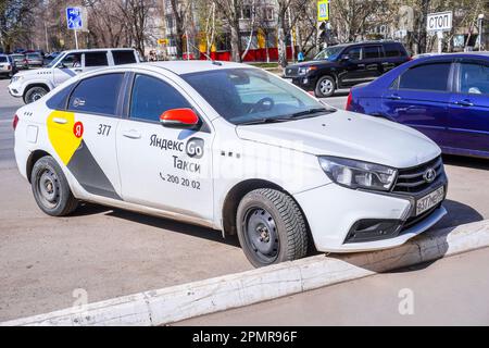 Samara, Russland - 12. April 2023: Yandex Taxi steht im Sommer auf einer Straße der Stadt Stockfoto