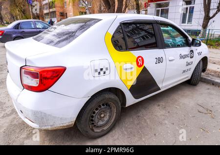 Samara, Russland - 12. April 2023: Yandex Taxi steht im Sommer auf einer Straße der Stadt Stockfoto