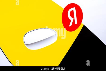Samara, Russland - 12. April 2023: Yandex-Logo auf dem taxistand von bort of Yandex Stockfoto