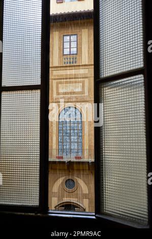 Blick auf die Straße vom Fenster des Palazzo Medici Riccardi in Florenz, Italien Stockfoto