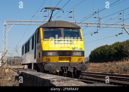 Die Elektrolokomotive 90046 (Freightliner) der Baureihe 90 fährt in Chelford, Cheshire, in den Downloop. Stockfoto