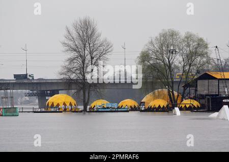 KIEW, UKRAINE - 14. APRIL 2023 - Ein überfluteter Muromet-Park ist in Kiew, der Hauptstadt der Ukraine, abgebildet. Stockfoto