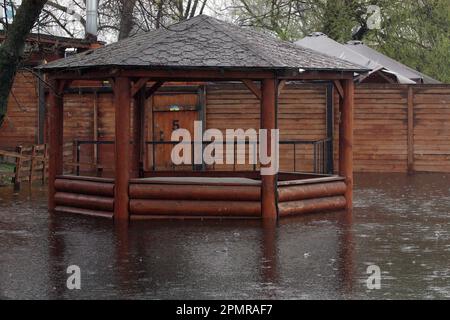 KIEW, UKRAINE - 14. APRIL 2023 - Ein überfluteter Pavillon ist im Muromets Park, Kiew, Hauptstadt der Ukraine, abgebildet. Stockfoto