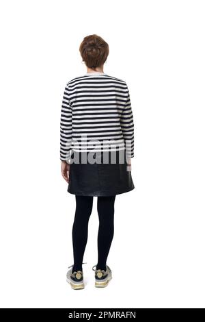 Rückansicht des gesamten Porträts einer Frau mit Rock, gestreiftem Pullover und Turnschuhen auf weißem Hintergrund Stockfoto