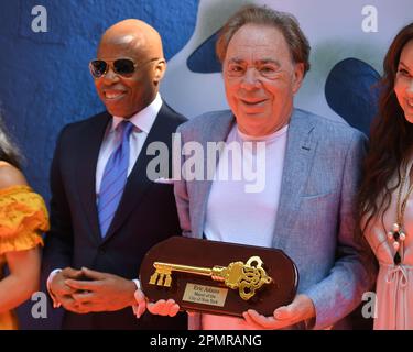 Bürgermeister Eric Adams überreicht Lord Sir Andrew Lloyd Webber mit dem Schlüssel zur Stadt am letzten Wochenende von "Phantom der Oper" am Broadway, Majestic T. Stockfoto