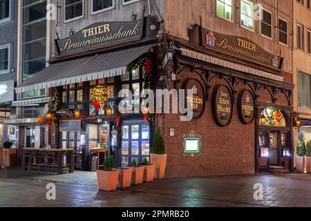 Dortmund, Deutschland - 05. Januar 2023: Schöne Aussicht auf Dortmund bei Nacht. Reisen Stockfoto