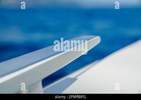 Nahaufnahme von Poller für Boote. Anker-Basis Brückenblock mit Meer im Hintergrund Stockfoto