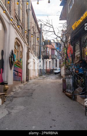 Tiflis, Georgia - 22. Januar 2023: Enge Straßen mit Balkonen der Altstadt von Tiflis. Reisen Stockfoto