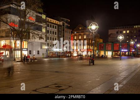 Dortmund, Deutschland - 05. Januar 2023: Schöne Aussicht auf Dortmund bei Nacht. Reisen Stockfoto