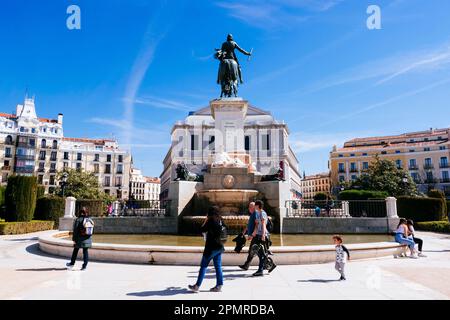 Personen auf der Plaza de Oriente, die Reiterstatue von Philip IV. Und das Königliche Theater im Hintergrund. Madrid, Comunidad de madrid, Spanien, Europa Stockfoto