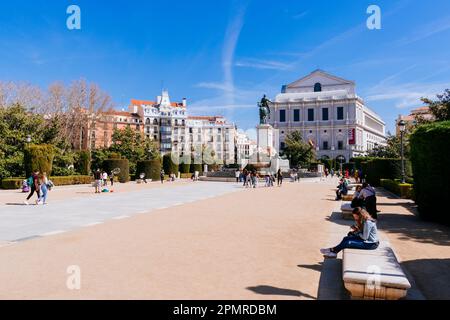 Personen auf der Plaza de Oriente, die Reiterstatue von Philip IV. Und das Königliche Theater im Hintergrund. Madrid, Comunidad de madrid, Spanien, Europa Stockfoto