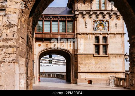 Schlosshof. Het Steen ist eine mittelalterliche Festung in der Altstadt von Antwerpen. Antwerpen, Flämische Region, Belgien, Europa Stockfoto