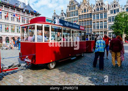 Zug für Besichtigungstouren. Der Grote Markt ist der zentrale Platz von Antwerpen, Belgien, in der Altstadt gelegen. Antwerpen, Flämische Region, Bel Stockfoto