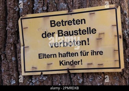 Betreten der Baustelle verbotene Eltern haften für ihre Kinder Stockfoto