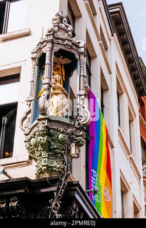 Eine der Antwerpener Madonnas. Kleine Nischen in den Ecken der Häuser mit einer Jungfrau. Es gibt mehr als 150 in der Altstadt. Antwerpen, Flämische Region Stockfoto