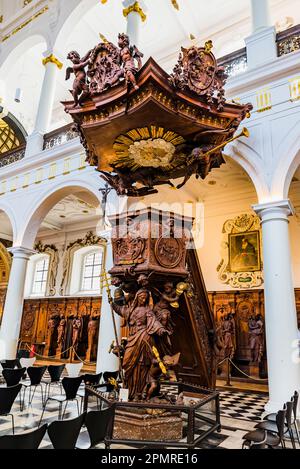 Die Kanzel. Die Allegorie der „Kirche, die über Ketzerei triumphiert. St. Die Charles-Borromeo-Kirche ist eine Kirche im Zentrum von Antwerpen am Hendrik Stockfoto