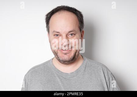 Glücklich lächelnde im mittleren Alter Mann in den Vierzigern Stockfoto